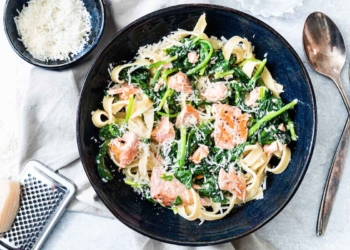 Pasta met zalm en spinazie