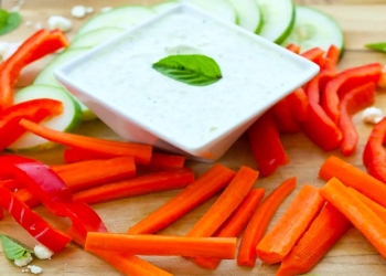 Gezonde borrelhapjes: groentestengels met basilicum dipsaus