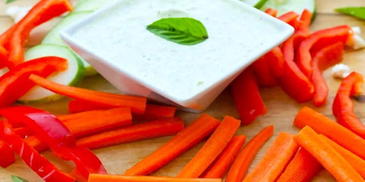 Gezonde borrelhapjes: groentestengels met basilicum dipsaus