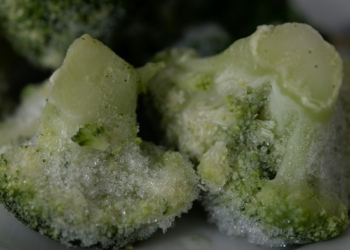 Experts waarschuwen: dit is waarom je diepvriesgroenten beter niet kan koken