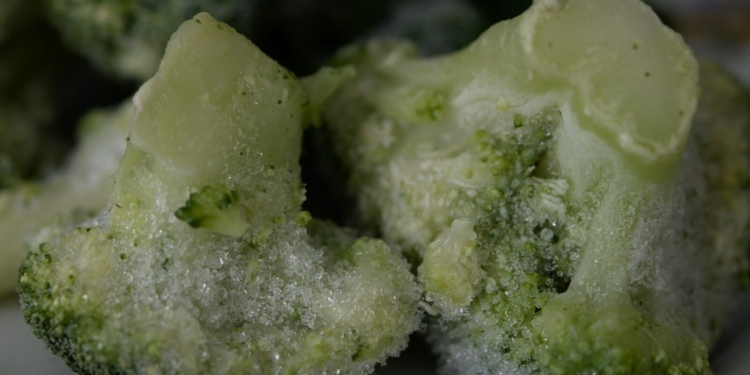 Experts waarschuwen: dit is waarom je diepvriesgroenten beter niet kan koken