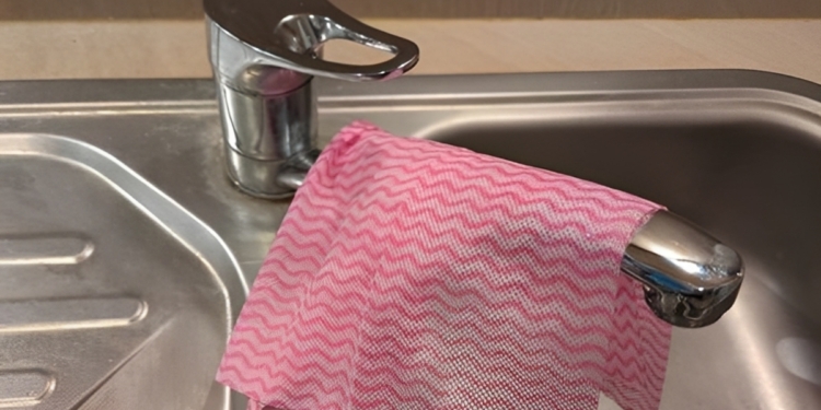 Dit is waarom je geen natte doek over de kraan moet hangen