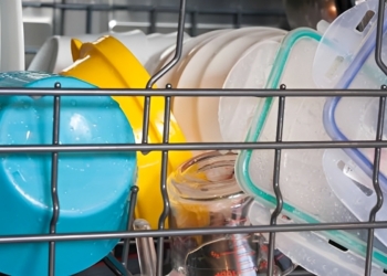 Blijven plastic bakjes nat uit de vaatwasser komen? Met deze simpele truc zijn ze wél droog!